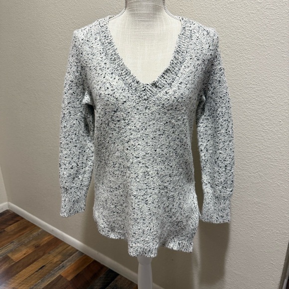 Banana Republic Sweaters - Banana Republic Marled V-Neck Tunic Sweater - Size Medium